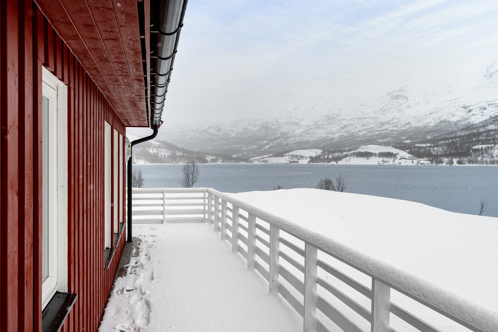 Sjarmerende hytte med meget god beliggenhet ved havet og strålende solforhold!