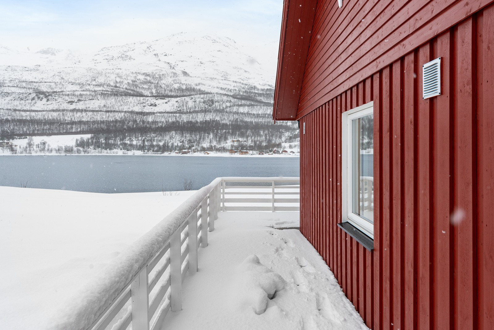 Terrassen strekker seg langs hytta og byr på svært gode solforhold.