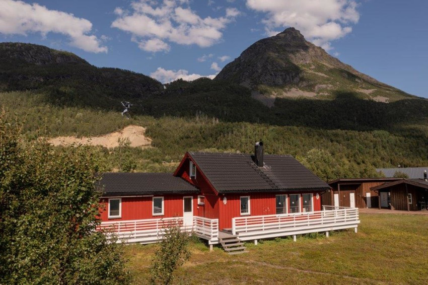 Solrik terrasse med panoramautsikt over fjorden - Perfekt for måltider i det fri, rolige morgenkaffer og lyse sommerkvelder under midnattssola.