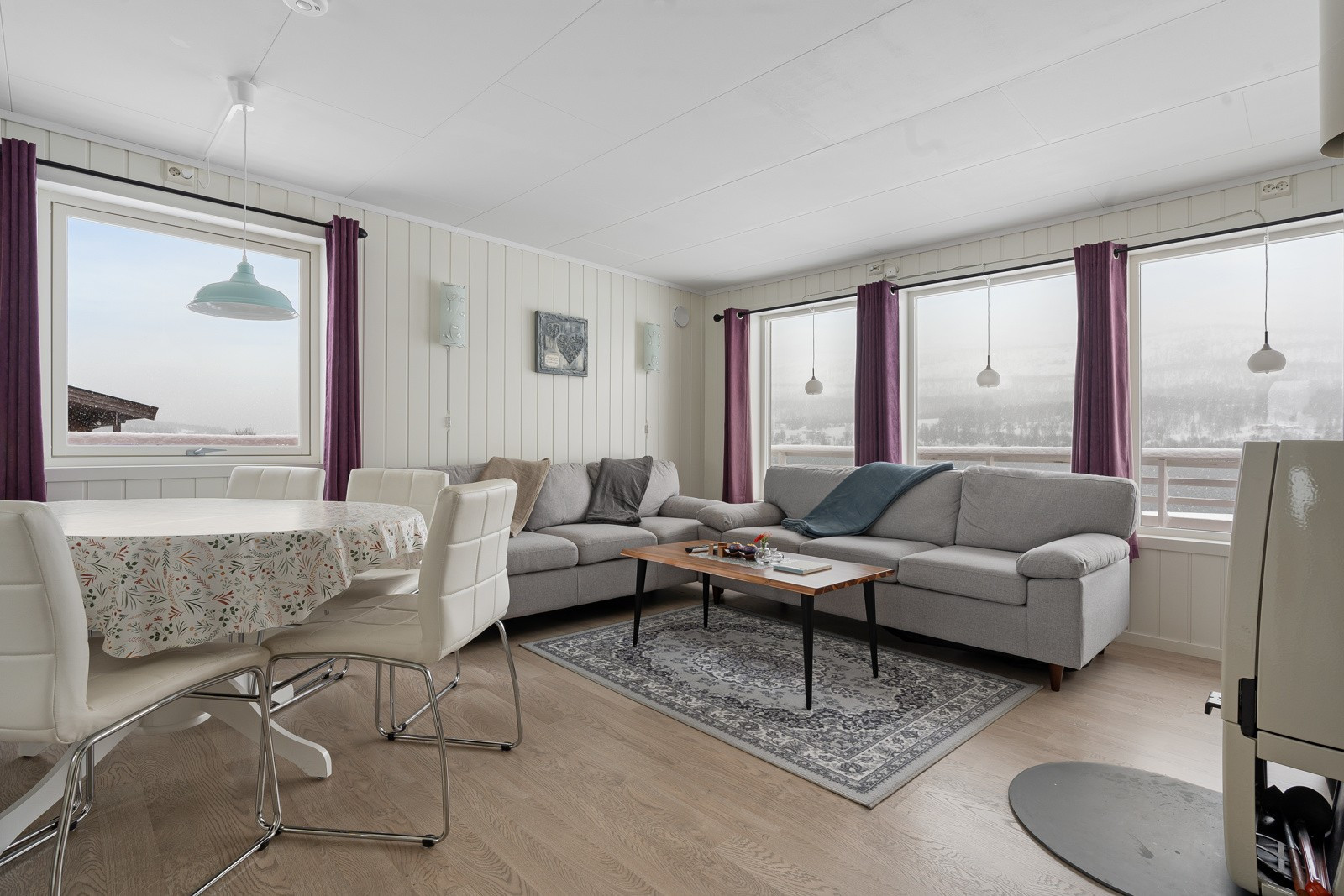 De store vindusflatene slipper inn rikelig med dagslys noe som gjør at stua oppleves lys og luftig.