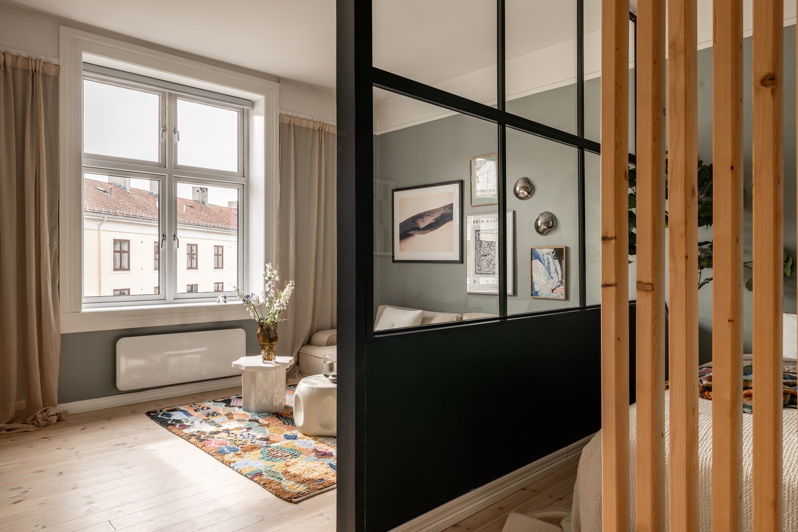 Praktisk kott i tilknytning til stuen gir ekstra lagringsplass og er ideell for oppbevaring av blant annet støvsuger og rengjøringsutstyr. Galleribilde