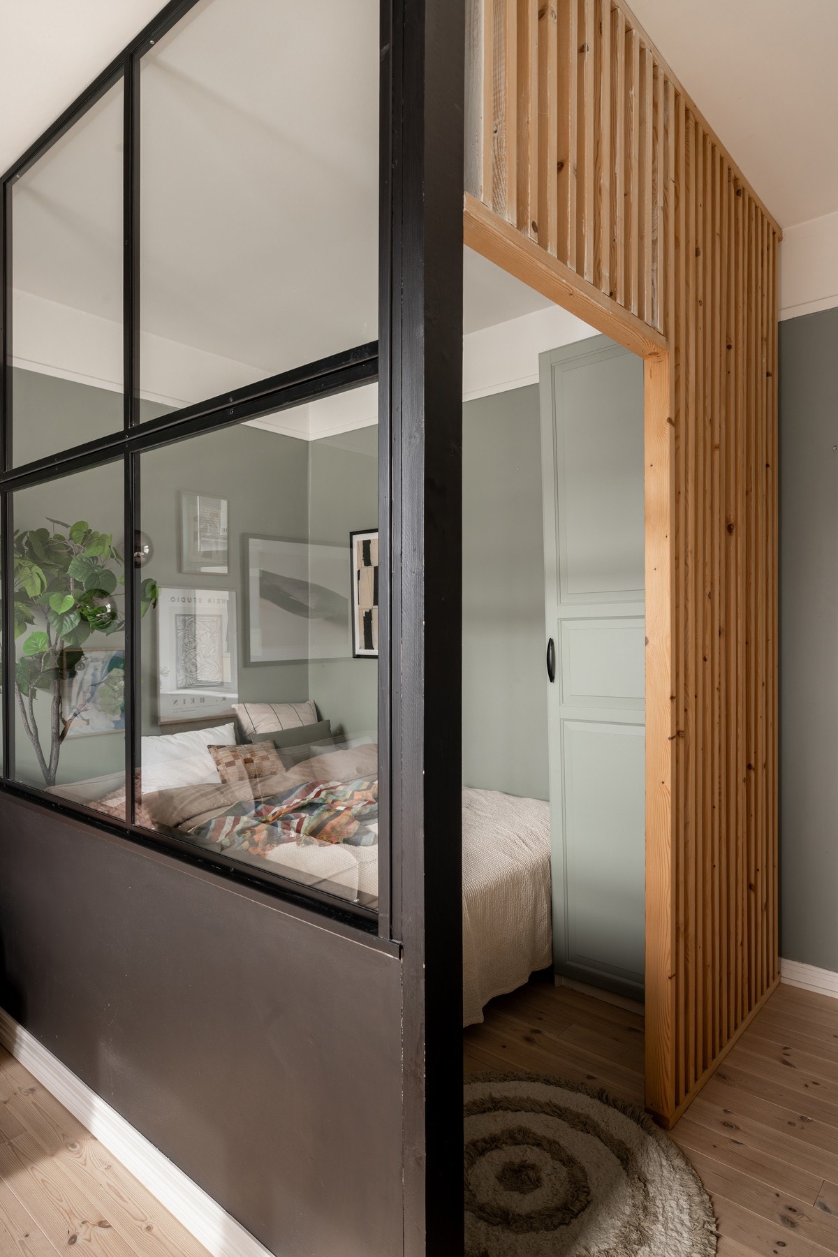 Sovealkoven, adskilt med stilfull smijerns-/glassvegg og spiler, gir stuen særpreg og karakter. Galleribilde