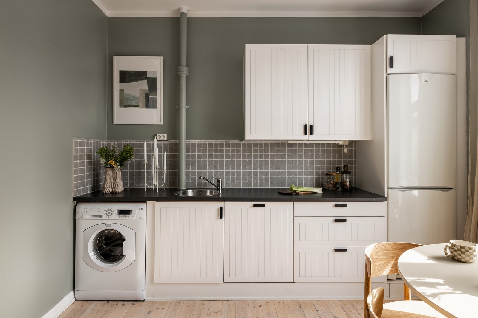 Innredningen består av solide IKEA-moduler kombinert med spesialtilpassede fronter laget av møbelsnekker. Galleribilde