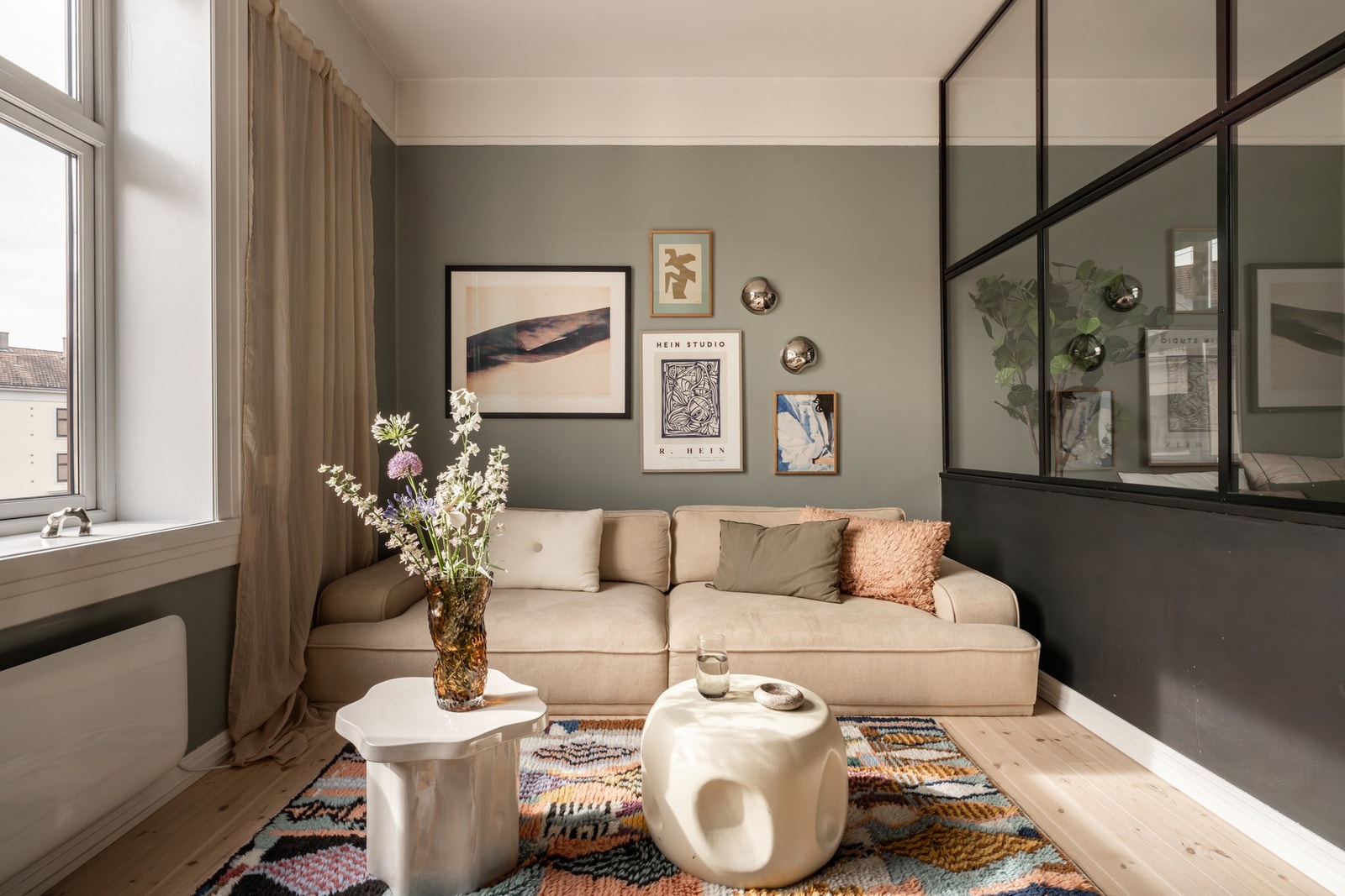 Dette er en bolig som oser av personlighet, sjel og tidløs eleganse. Galleribilde