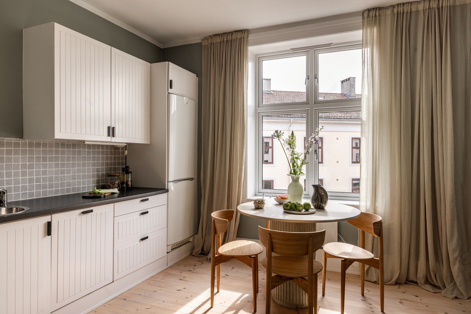 Kjøkkenet er separat og romslig, med en svært god planløsning som gjør det både funksjonelt og hyggelig i bruk. Galleribilde