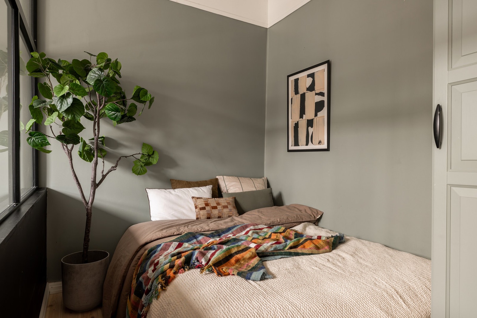 Med areal på 5m² er det god plass til både seng og tilhørende oppbevaringsmøbler. Galleribilde