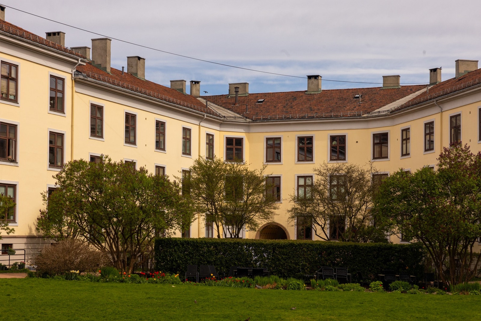 Leiligheten vender i sin helhet mot en prisbelønnet og frodig bakgård tegnet av Snøhetta. Galleribilde