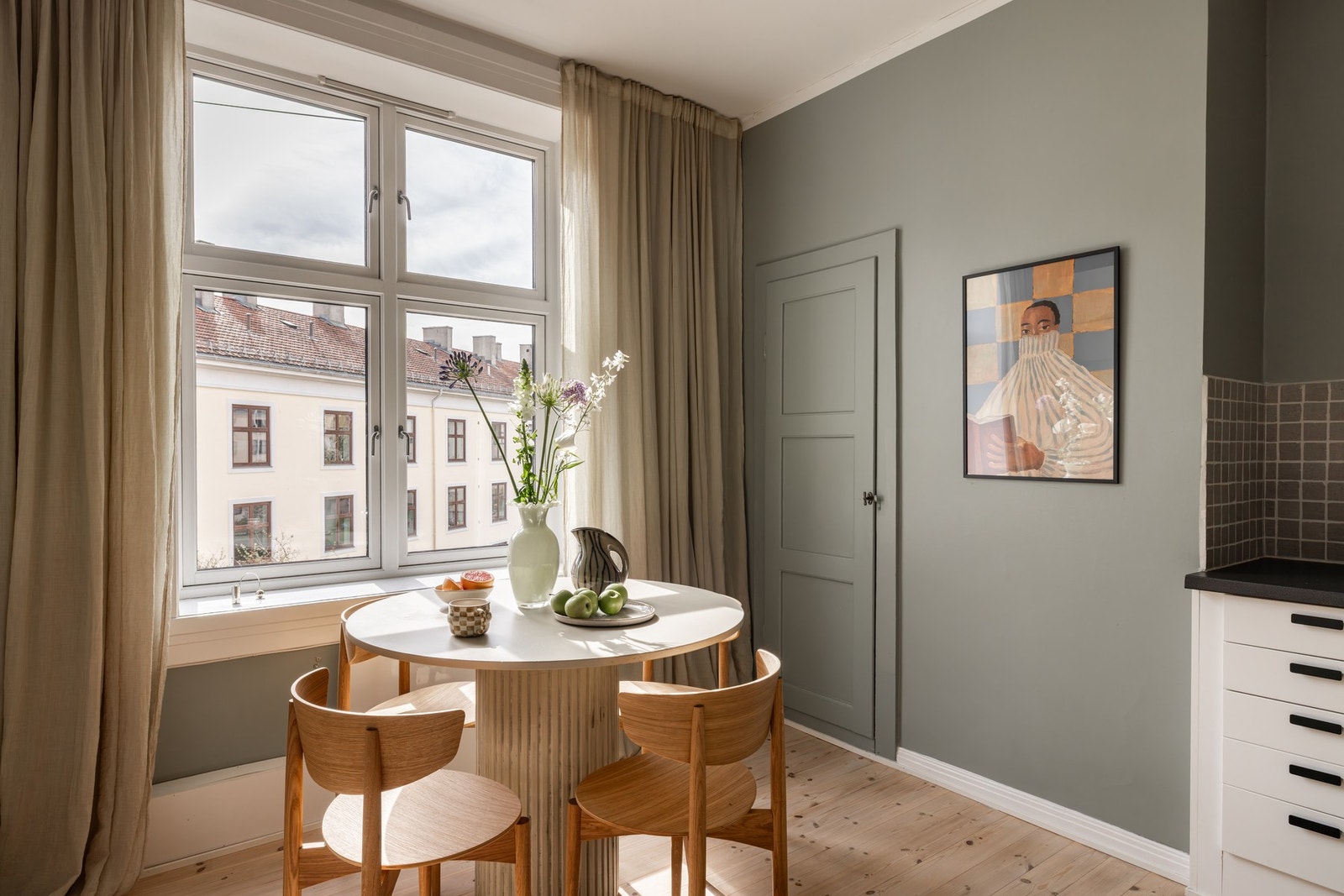 Et praktisk kott på rett i underkant av 1m² i tilknytning til kjøkkenet er perfekt egnet til oppbevaring av hermetikk, tørrvarer m.m. Galleribilde