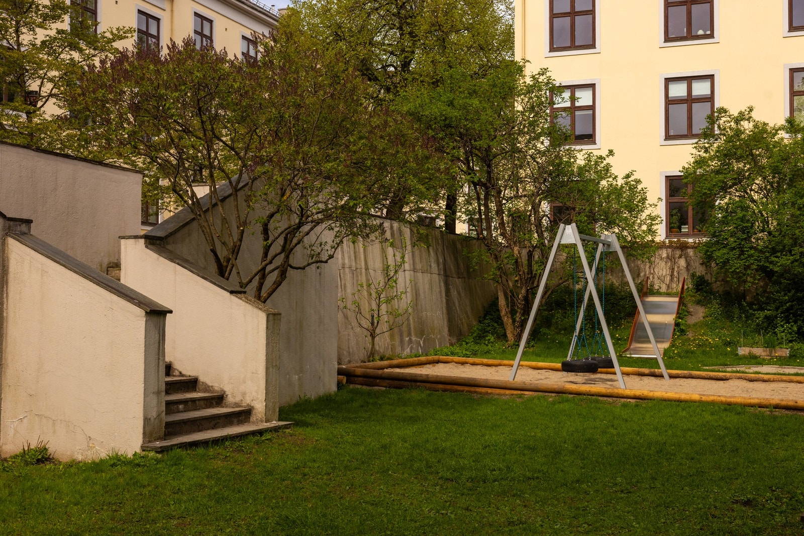 Selger kommer til å savne de varme sommerkveldene med venner og et glass vin i den frodige bakgården. Galleribilde