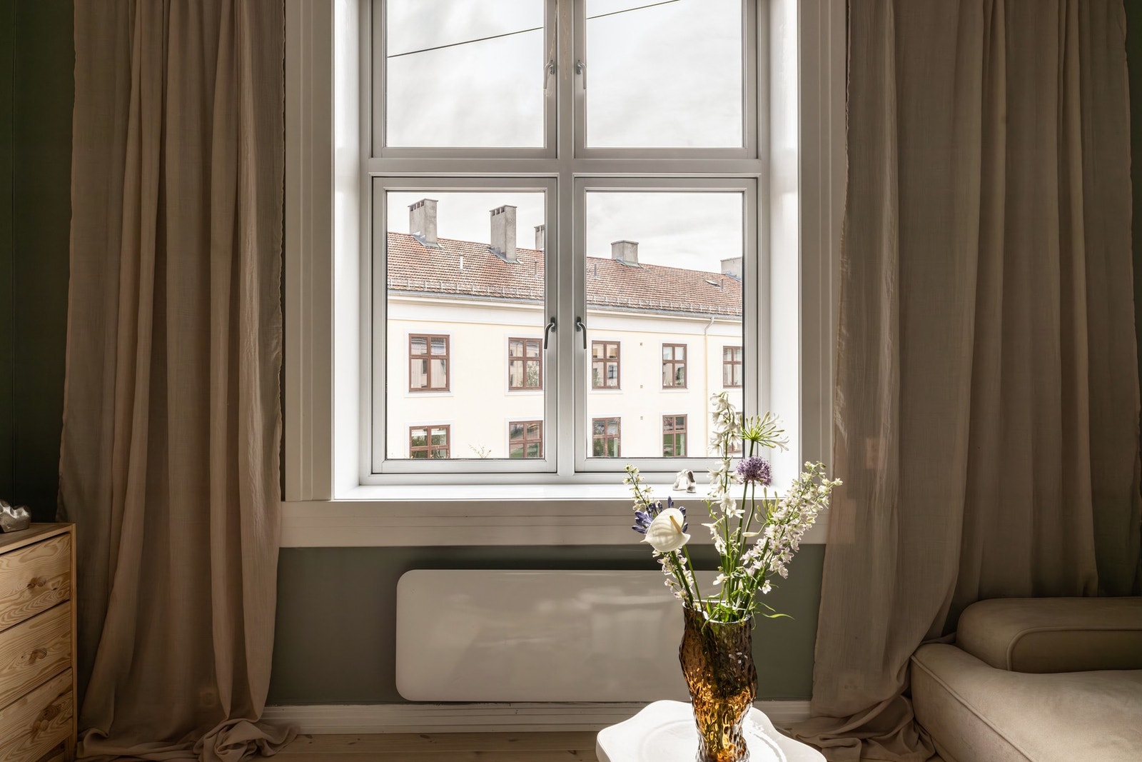 Store vinduer med dype vindusposter slipper inn rikelig med lys. Galleribilde