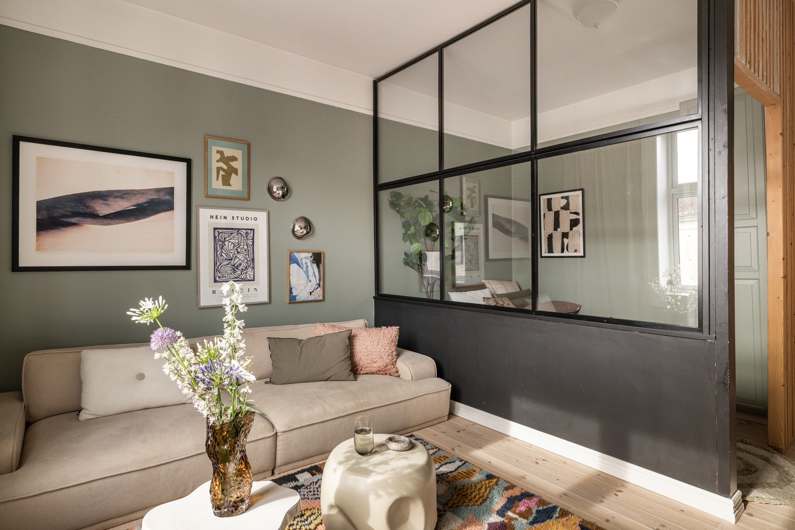 Stuen har en fleksibel planløsning med gode møbleringsmuligheter for både sofa, mediemøblement og andre ønskede elementer. Galleribilde