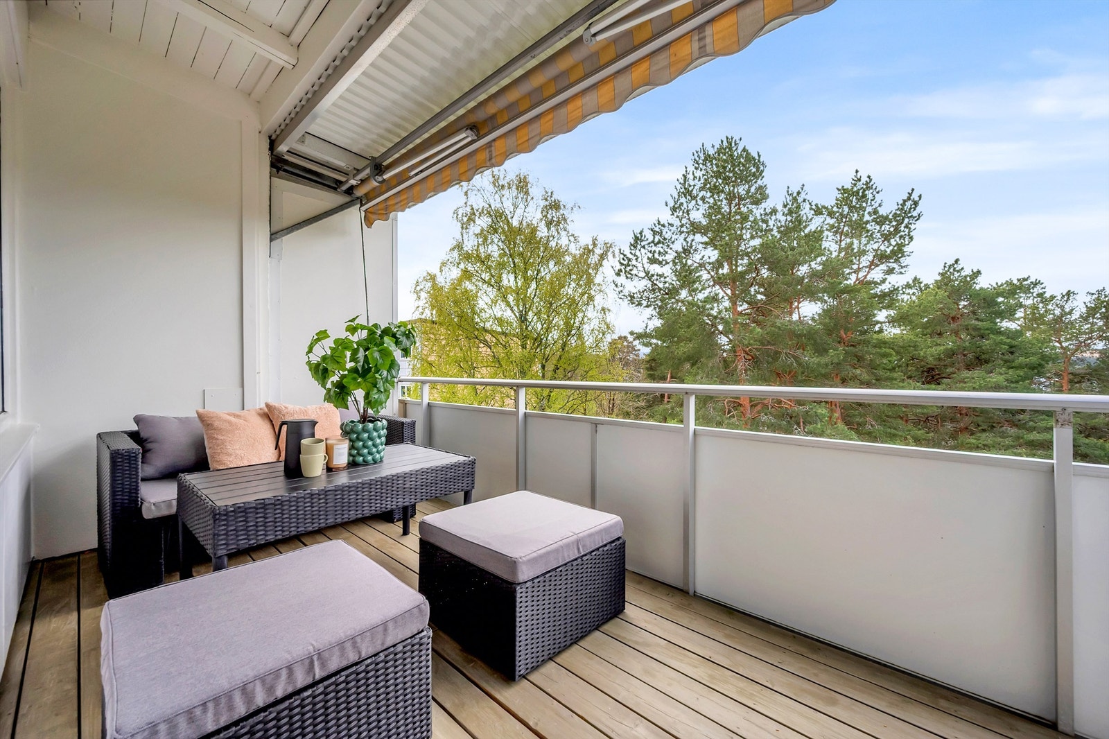 Vi tar en tur ut på balkongen. Denne måler ca. 8 kvm og vender sørvest. Galleribilde