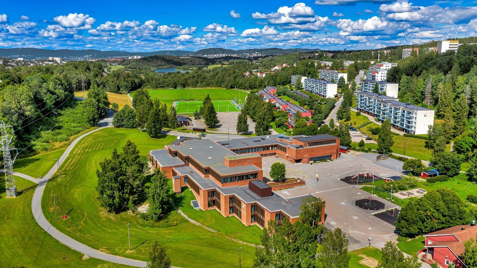 Boligen sokner til Rustad skole, med fantastiske grøntarealer i nærheten. Galleribilde
