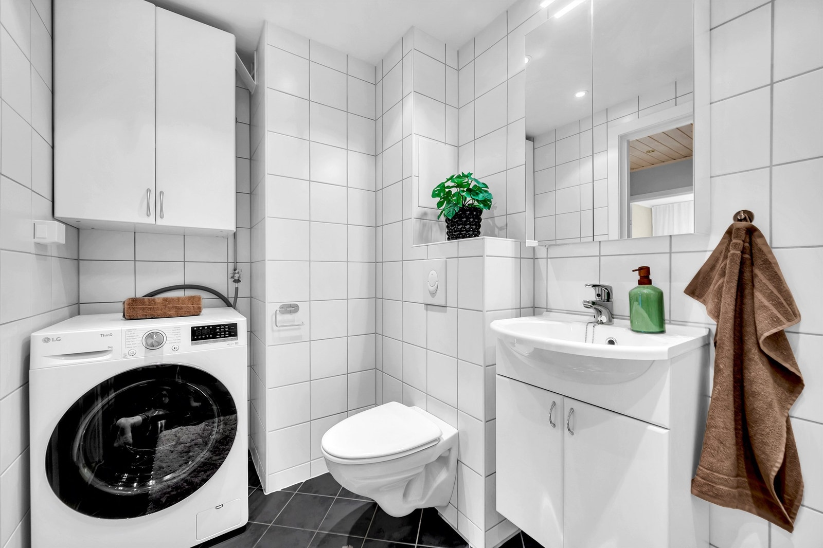 Badet ble rehabilitert i regi av borettslaget i 2011. Varmekabler i gulv, opplegg for vaskemaskin og spotter i himlingen. Galleribilde