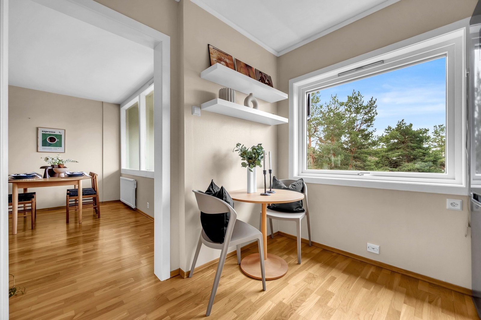 Mulighet for en liten spiseplass på kjøkkenet også. Galleribilde