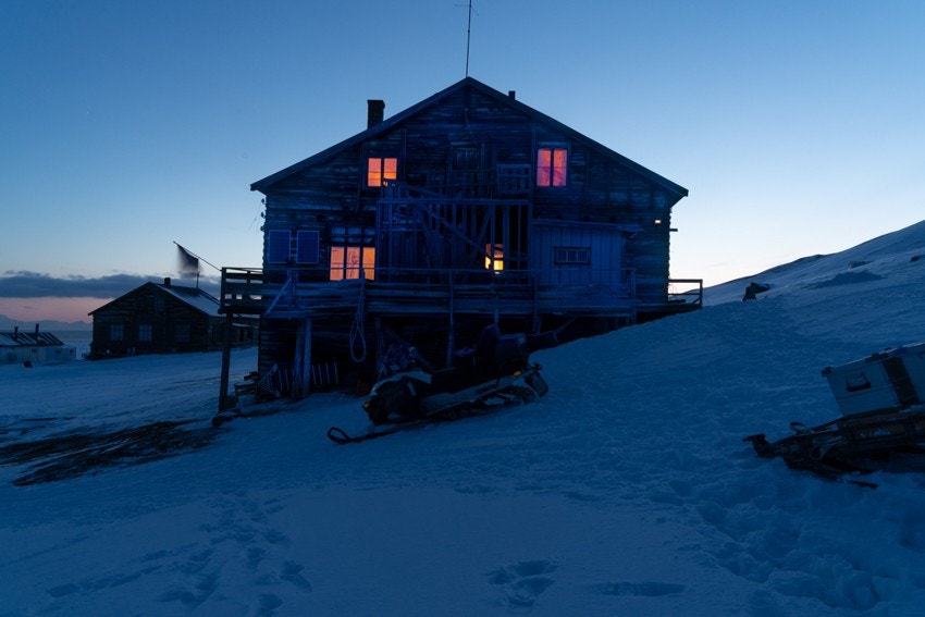 Hiorthamn 17 ligger i øverste etasje i bygg bestående av 3 seksjoner Galleribilde