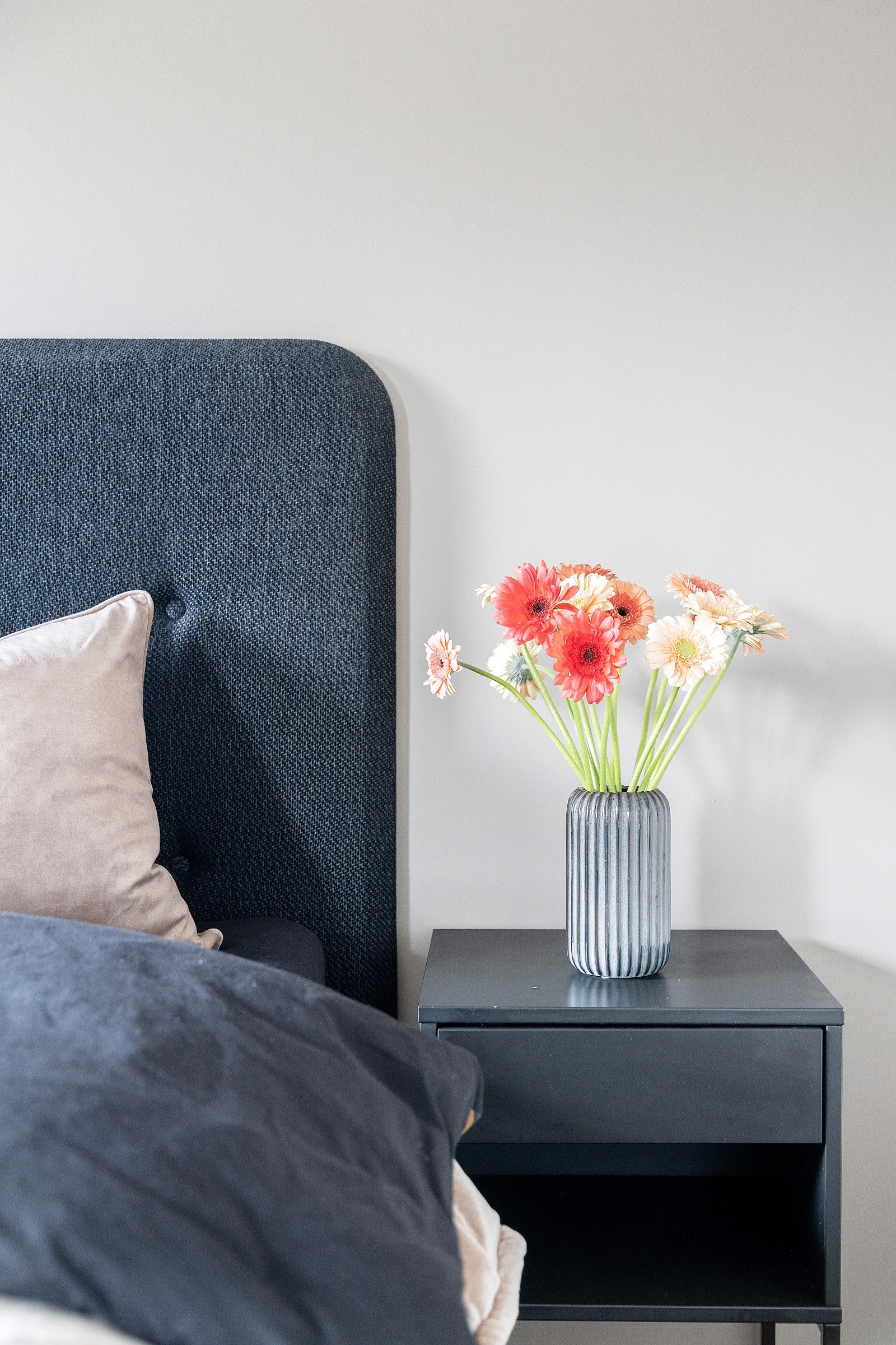 Soverom 1 - Rommet er malt i en lun farge, og sammen med det store vinduet er dette et hyggelig rom! Galleribilde