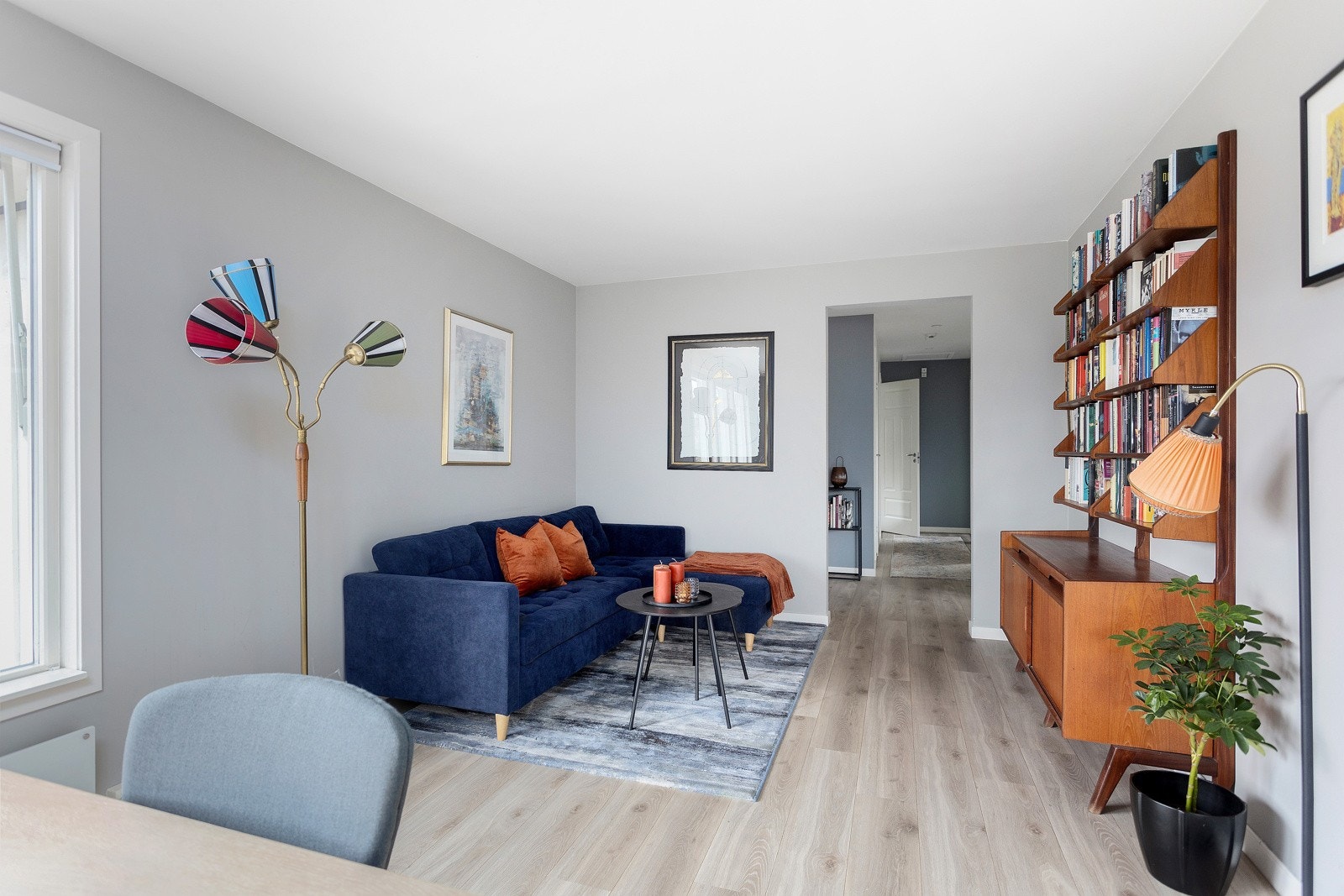 Stuen er naturlig delt opp i 3 soner, sittesone, spisegruppe og TV-hjørne Galleribilde