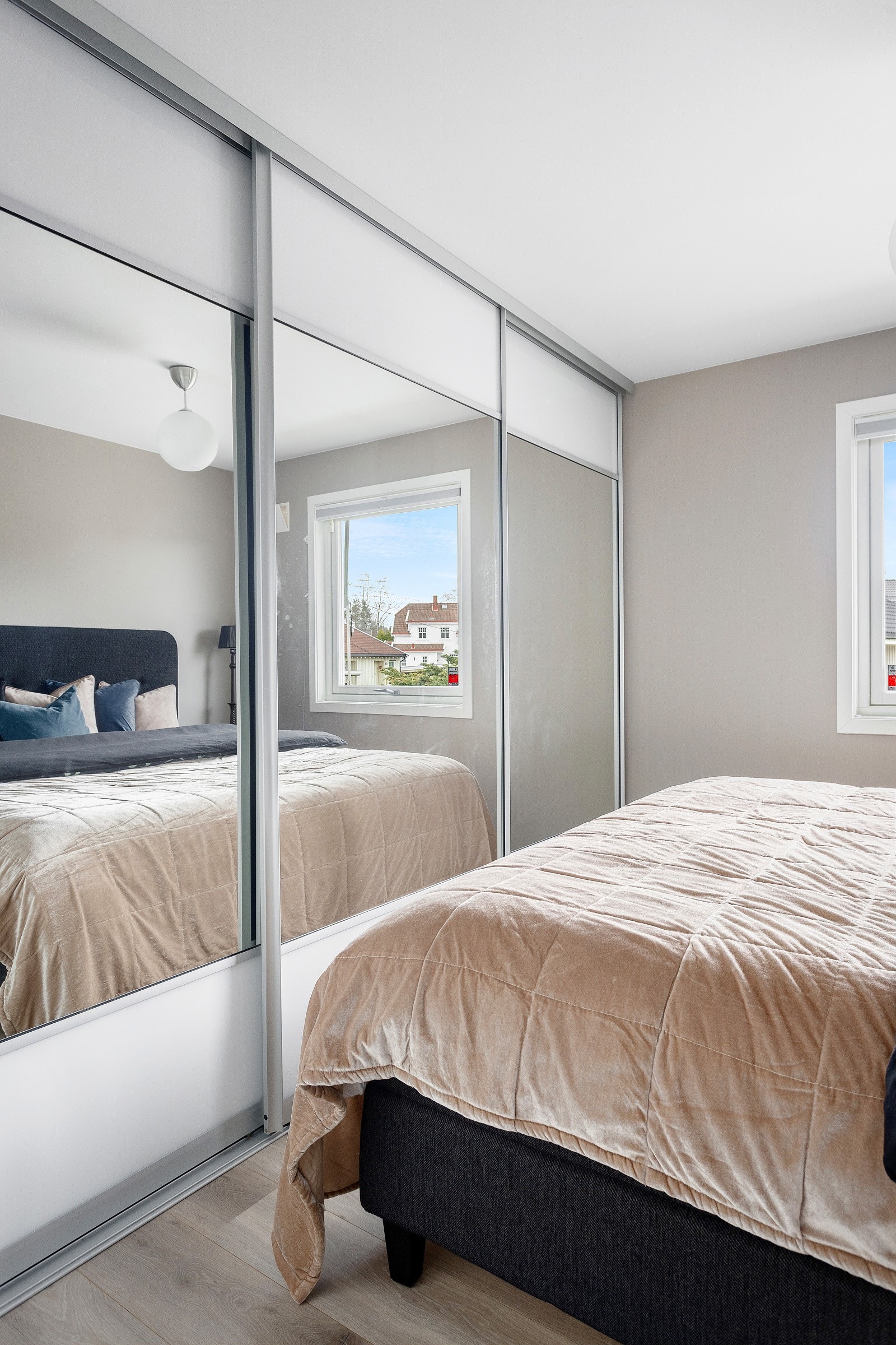 Soverom 1 - God plass i stor skyvedørsgarderobe Galleribilde