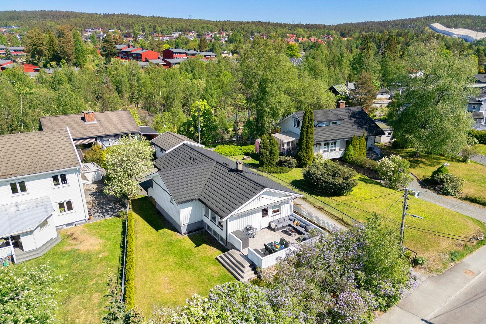 En meget attraktiv og familievennlig enebolig med solrik terrasse og hage Galleribilde