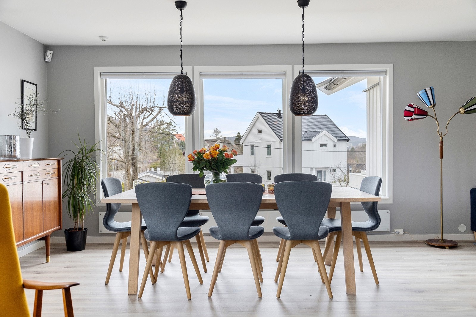 Store vindusflater gjør at stuen oppleves som lys og romslig Galleribilde