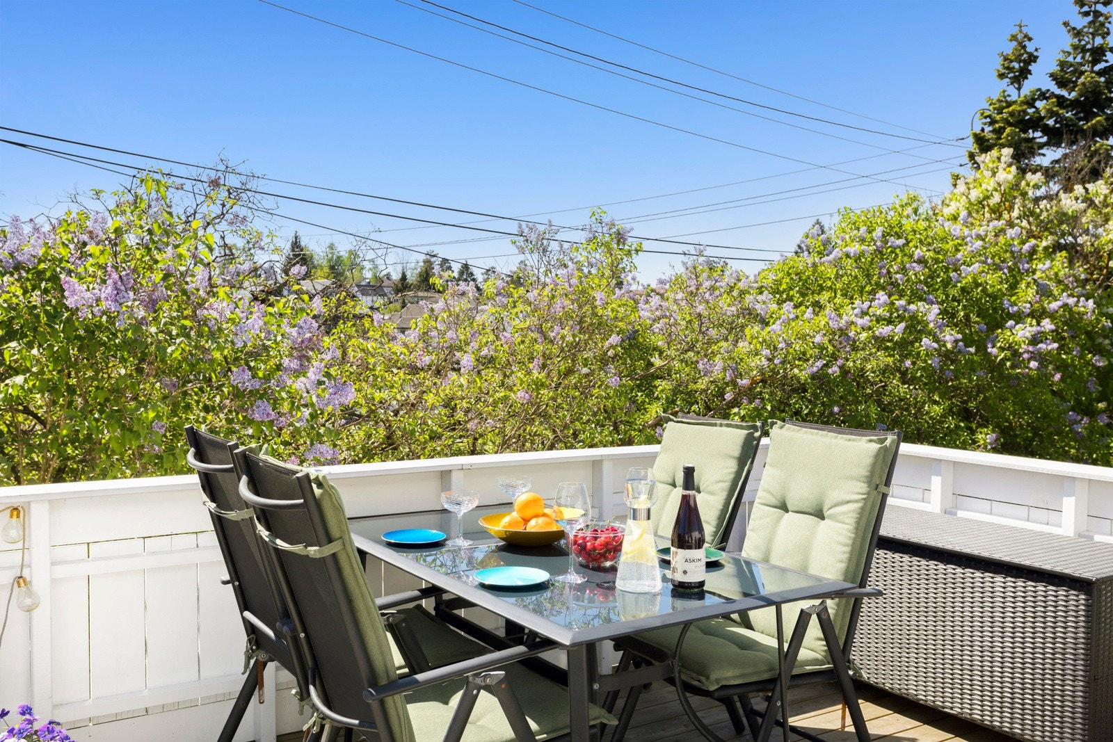 Stor terrasse på hele 28m2 med svært god plass til møblering av sittegruppe, lounge og grill, samt øvrig terrassemøblement Galleribilde