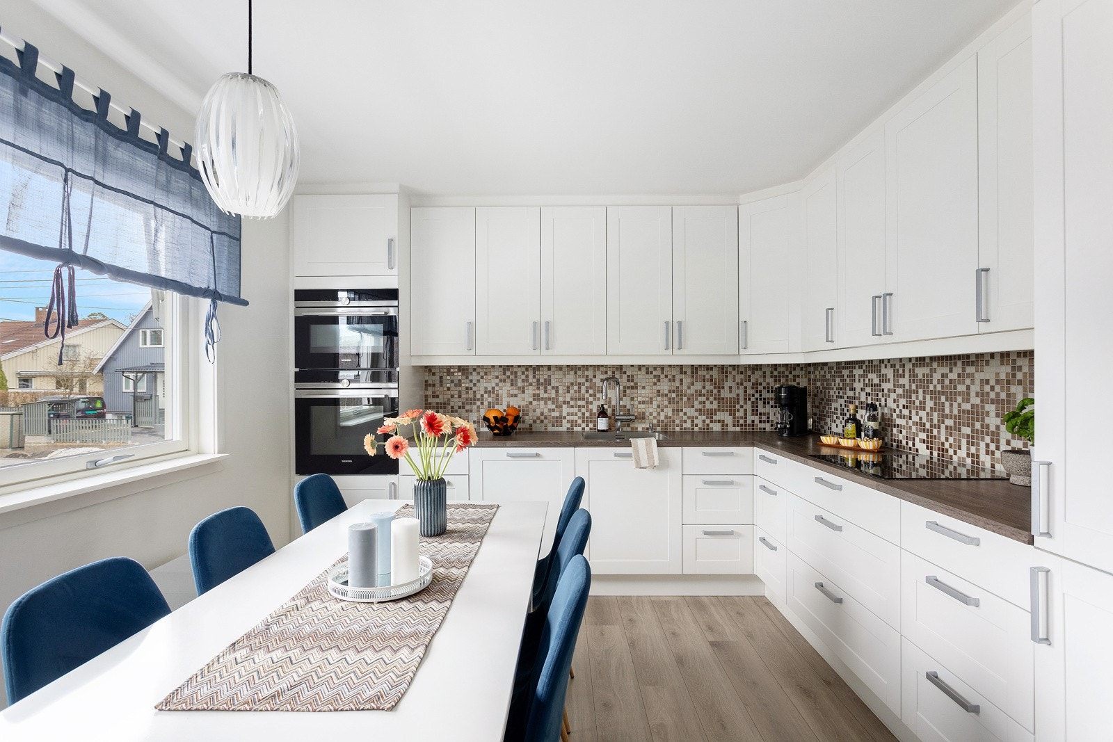 Pent og praktisk separat kjøkkeninnredning i L-form med plass til spisegruppe Galleribilde