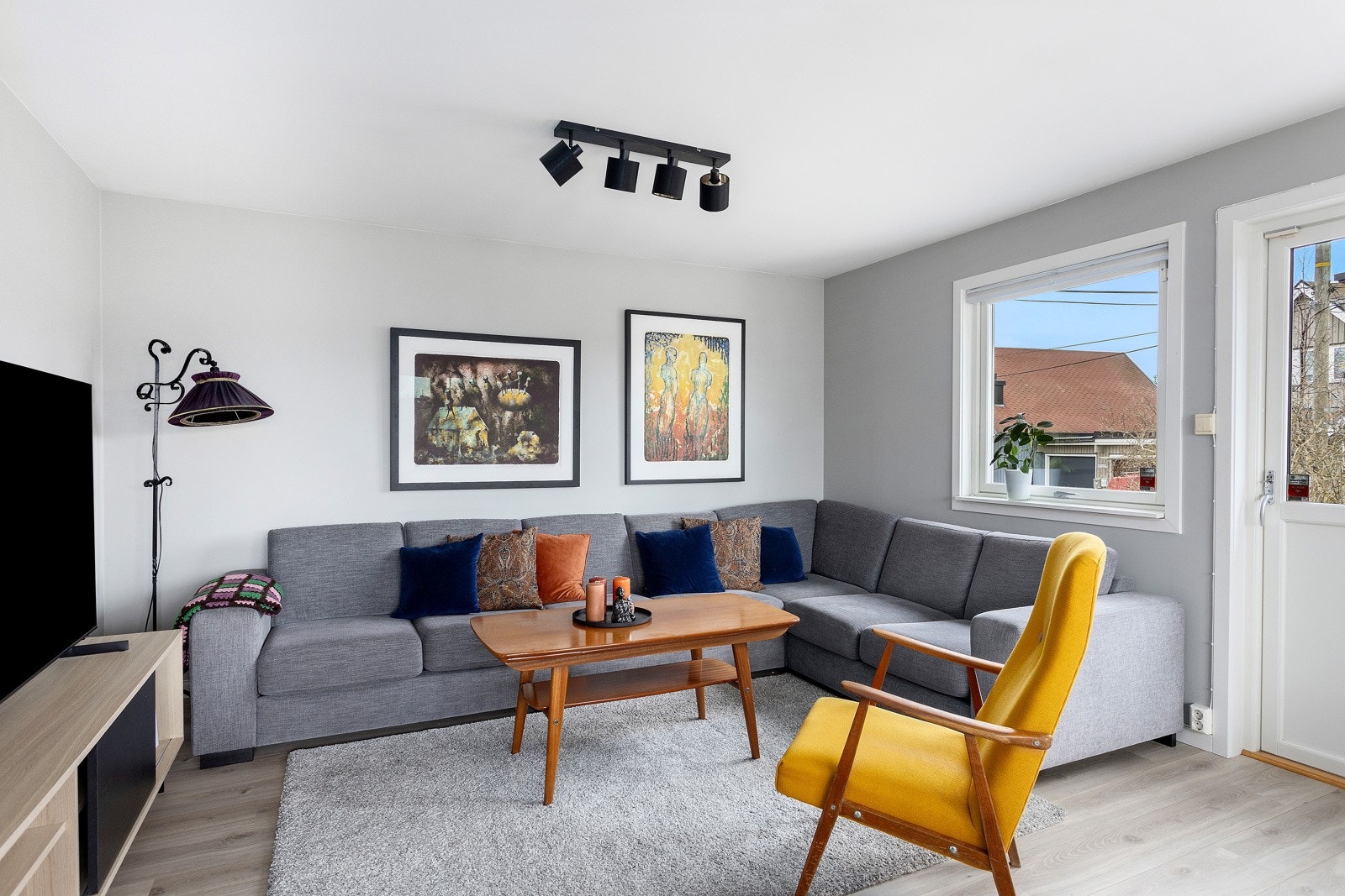 Stuen er delt opp i flere soner med god plass til møblering Galleribilde