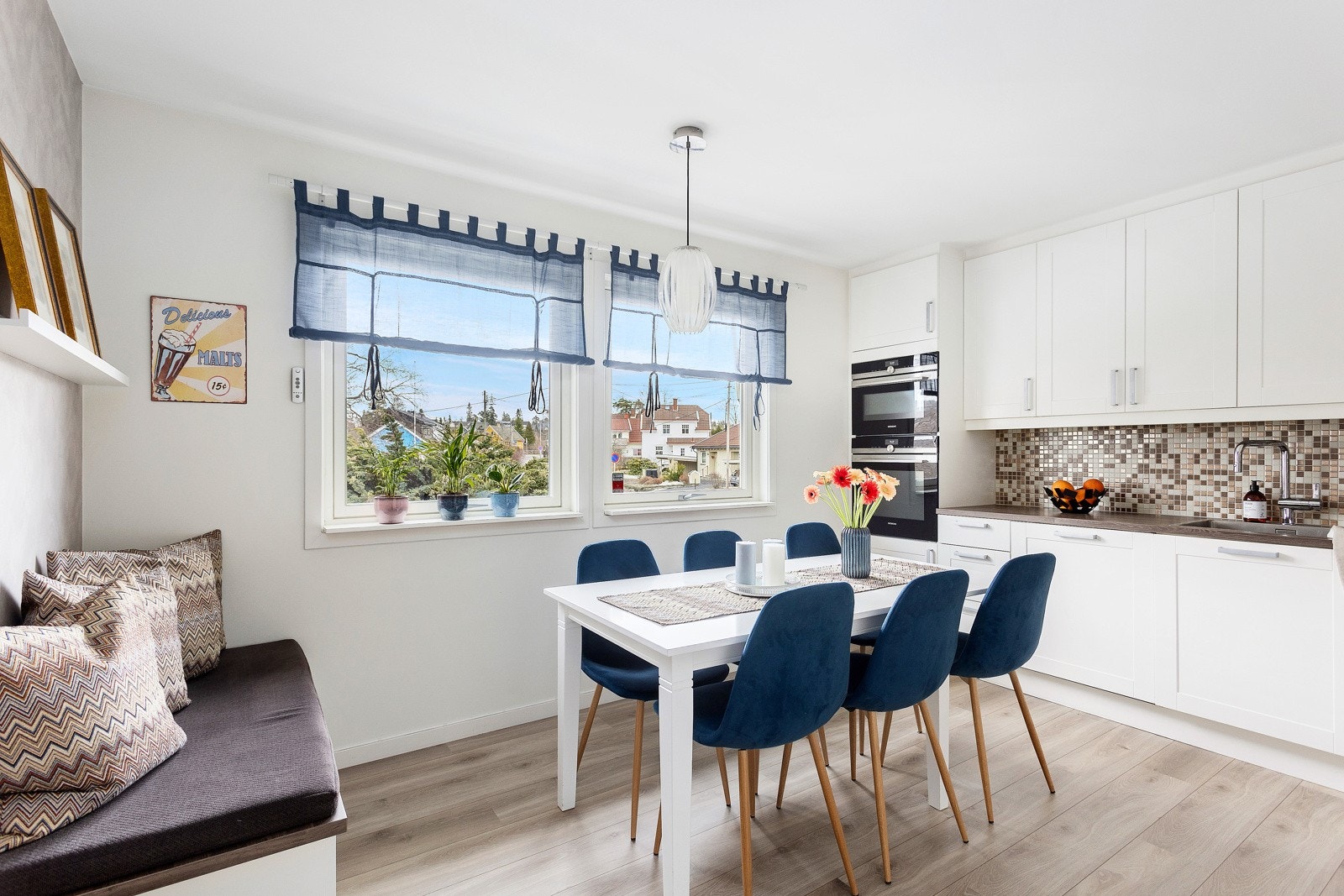 Vinduene på kjøkkenet spiller inn rikelig med lys, og gjør at kjøkkenet fremstår som lyst, romslig og hyggelig Galleribilde