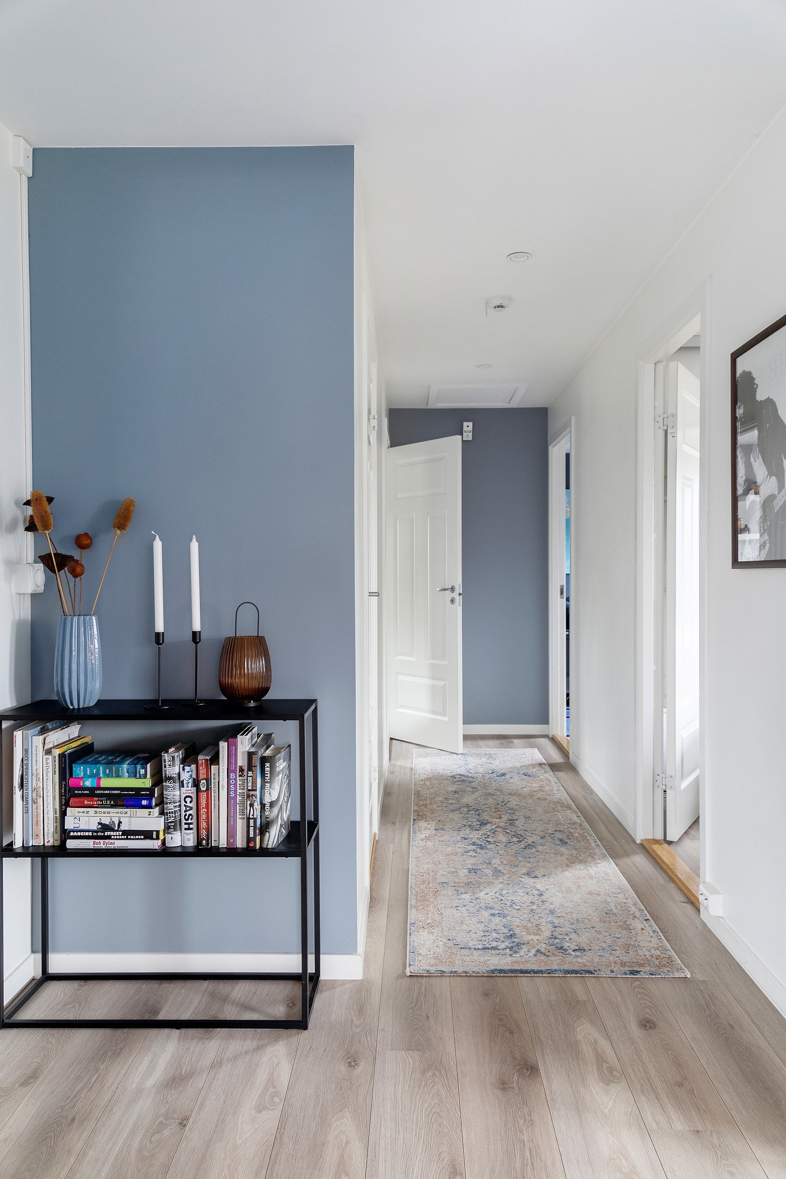 Huset er malt i moderne farger, og sammen med et flott gulv har hele huset en behagelig fremtoning - Her er det godt å bo! Galleribilde