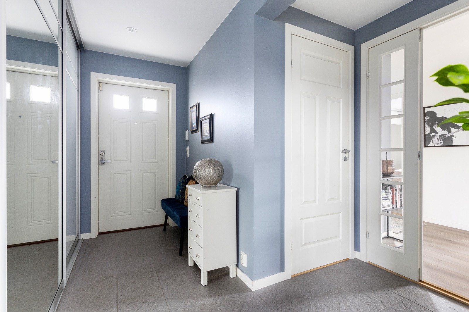 Når du kommer inn i boligen blir du møtt av en hyggelig entre med god lagringsplass som gir et godt førsteintrykk av boligen Galleribilde