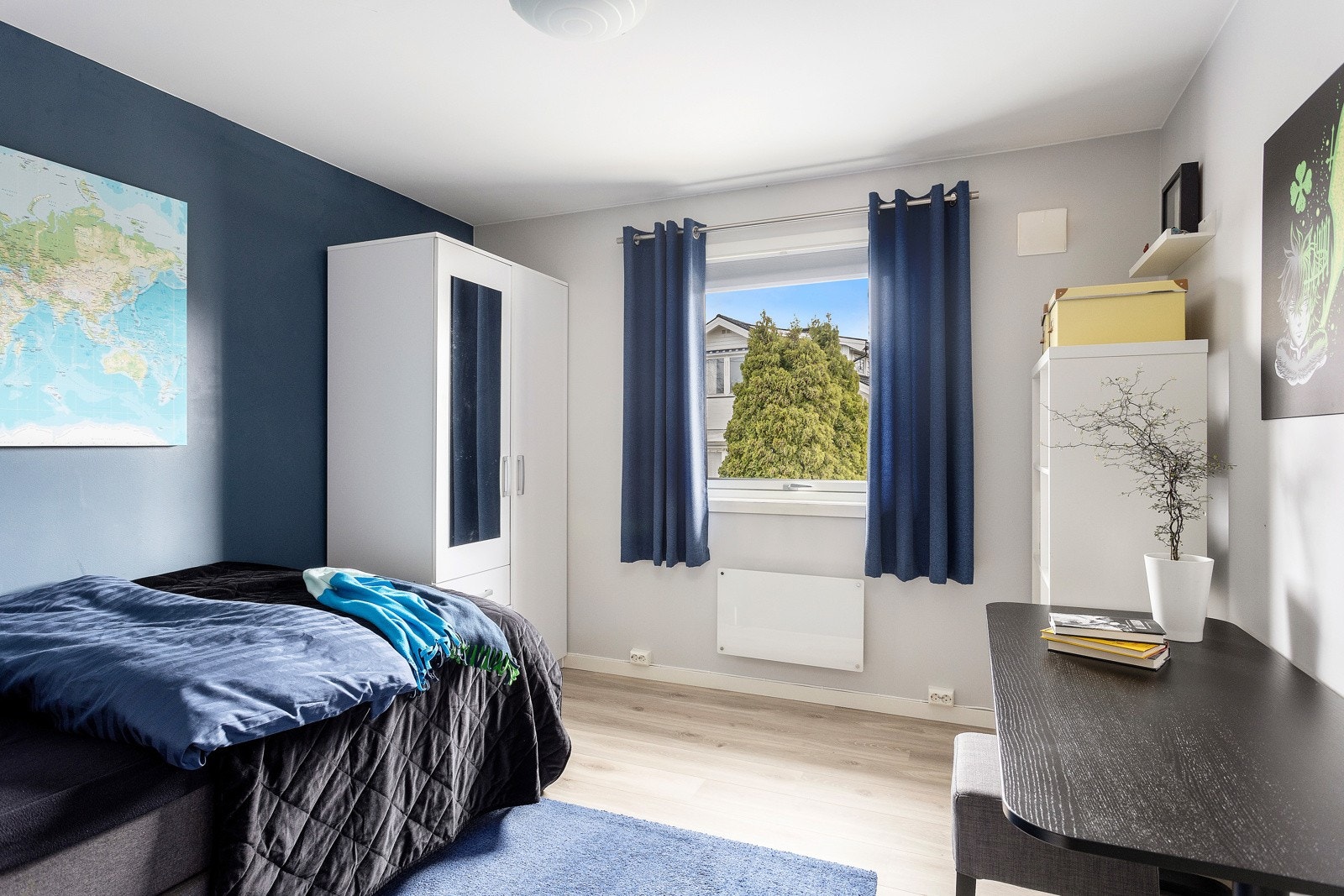 Soverom 3 - Soverom av god størrelse med god plass til møblering av dobbeltseng, skrivepult og klesskap Galleribilde