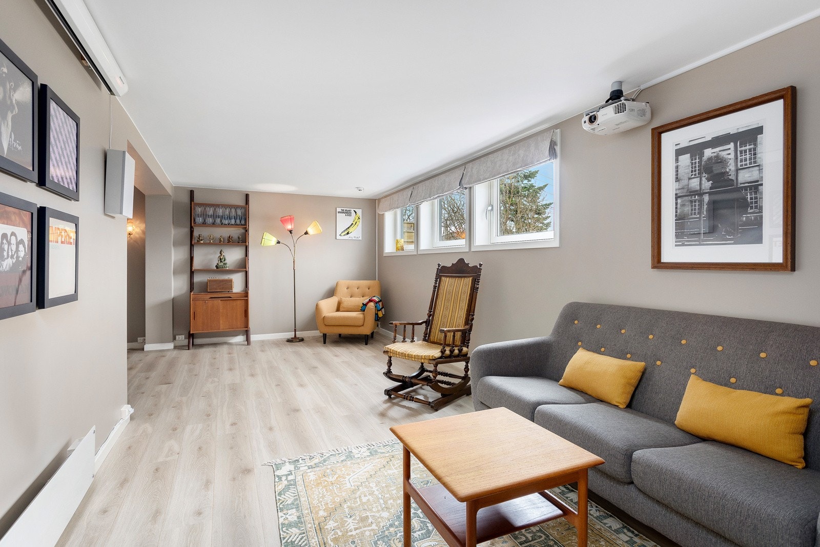 Stor kjellerstue med særdeles god plass til møblering Galleribilde