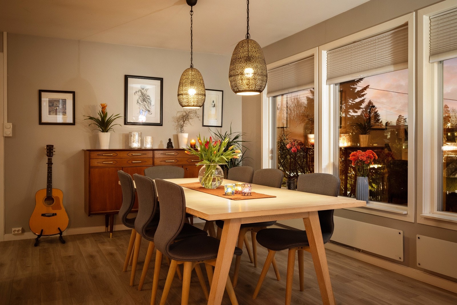 Etter kveldens frembrudd får stuen en hyggelig og lun stemning Galleribilde