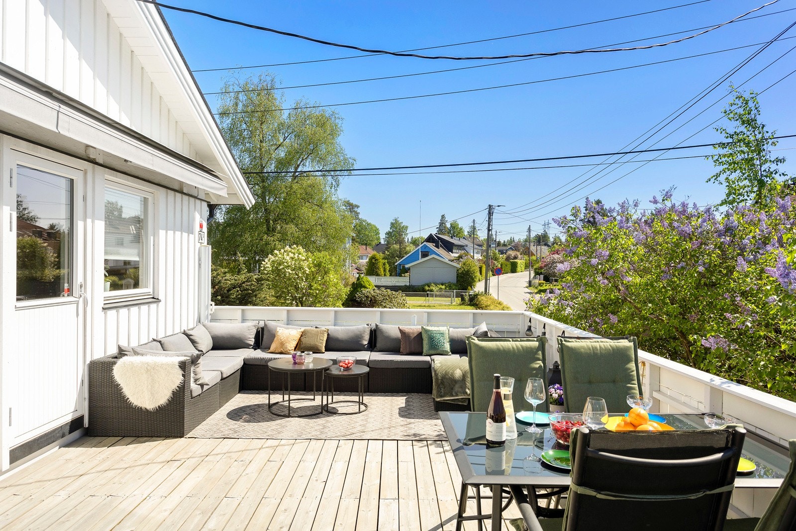 Terrassen vender mot syd, hvilket gir optimale solforhold hele dagen samt på kvelden Galleribilde