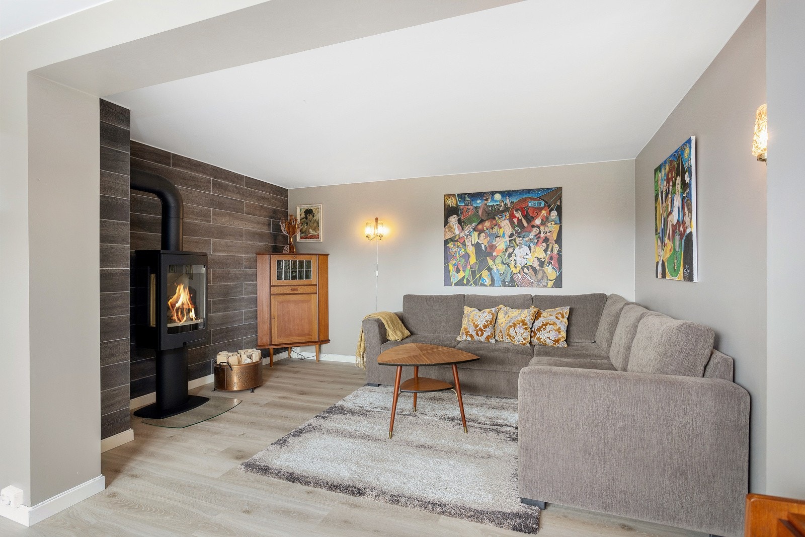 Innerst i kjellerstuen finner du en hyggelig krok som passer perfekt som TV-hjørne eller som sittegruppe Galleribilde