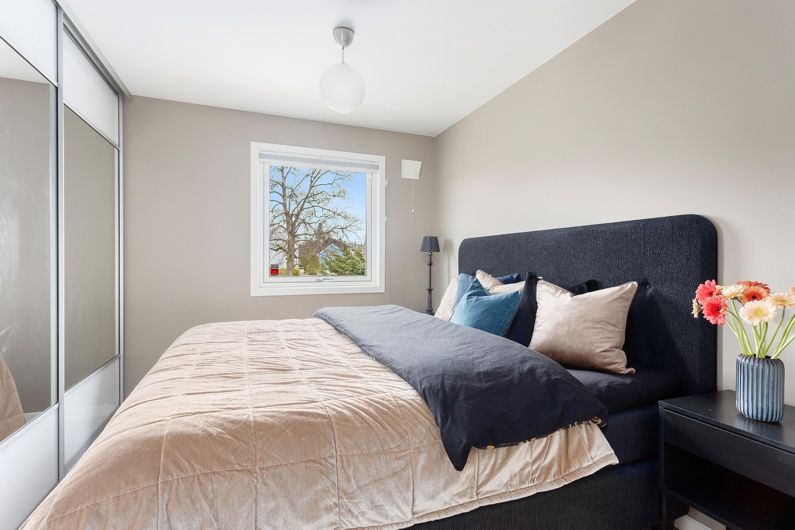 Soverom 1 - Romslig hovedsoverom med god plass til dobbeltseng med tilhørende nattbord Galleribilde