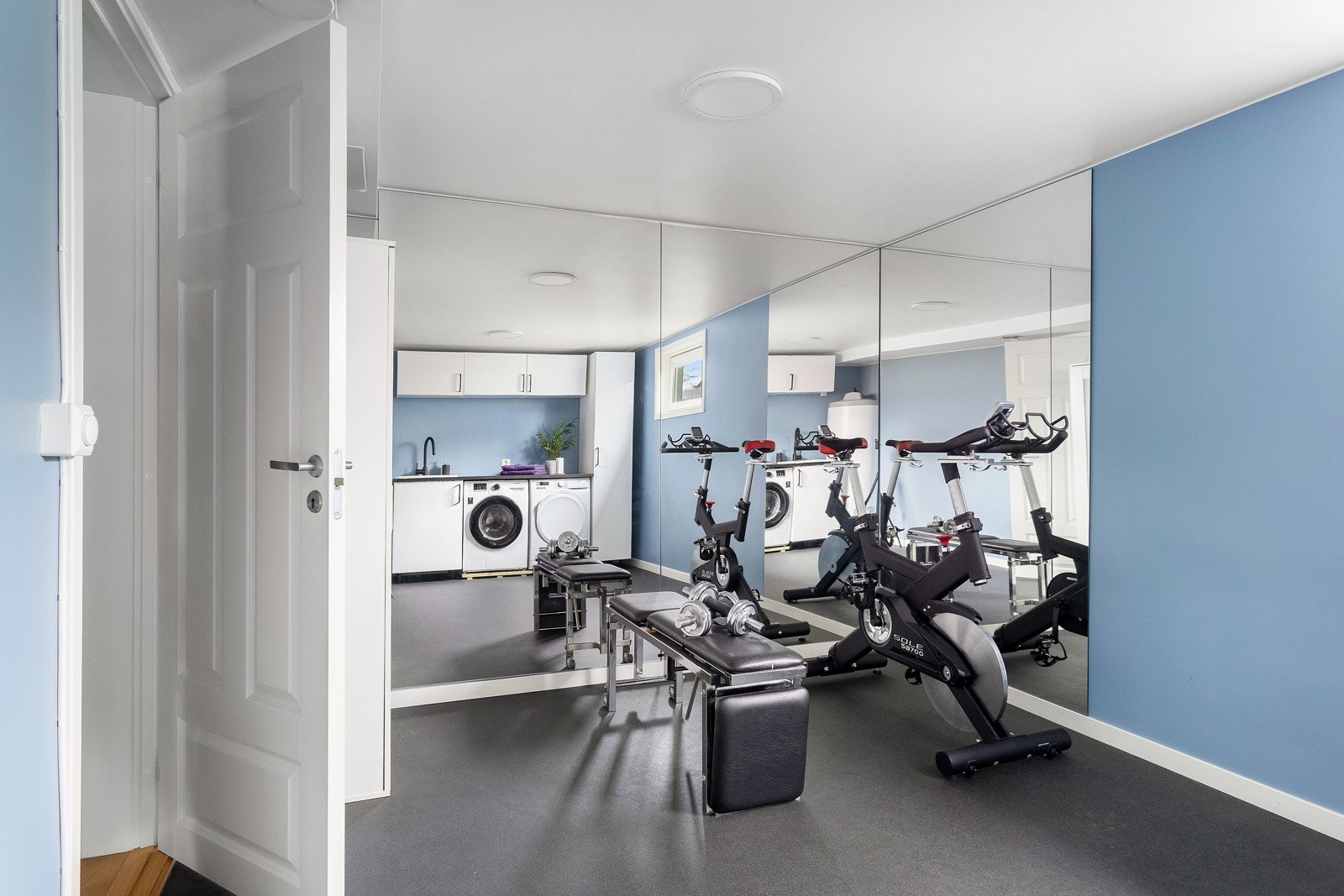 I enden av rommet er det god plass til trimutstyr slik at du kan ta treningen hjemme Galleribilde