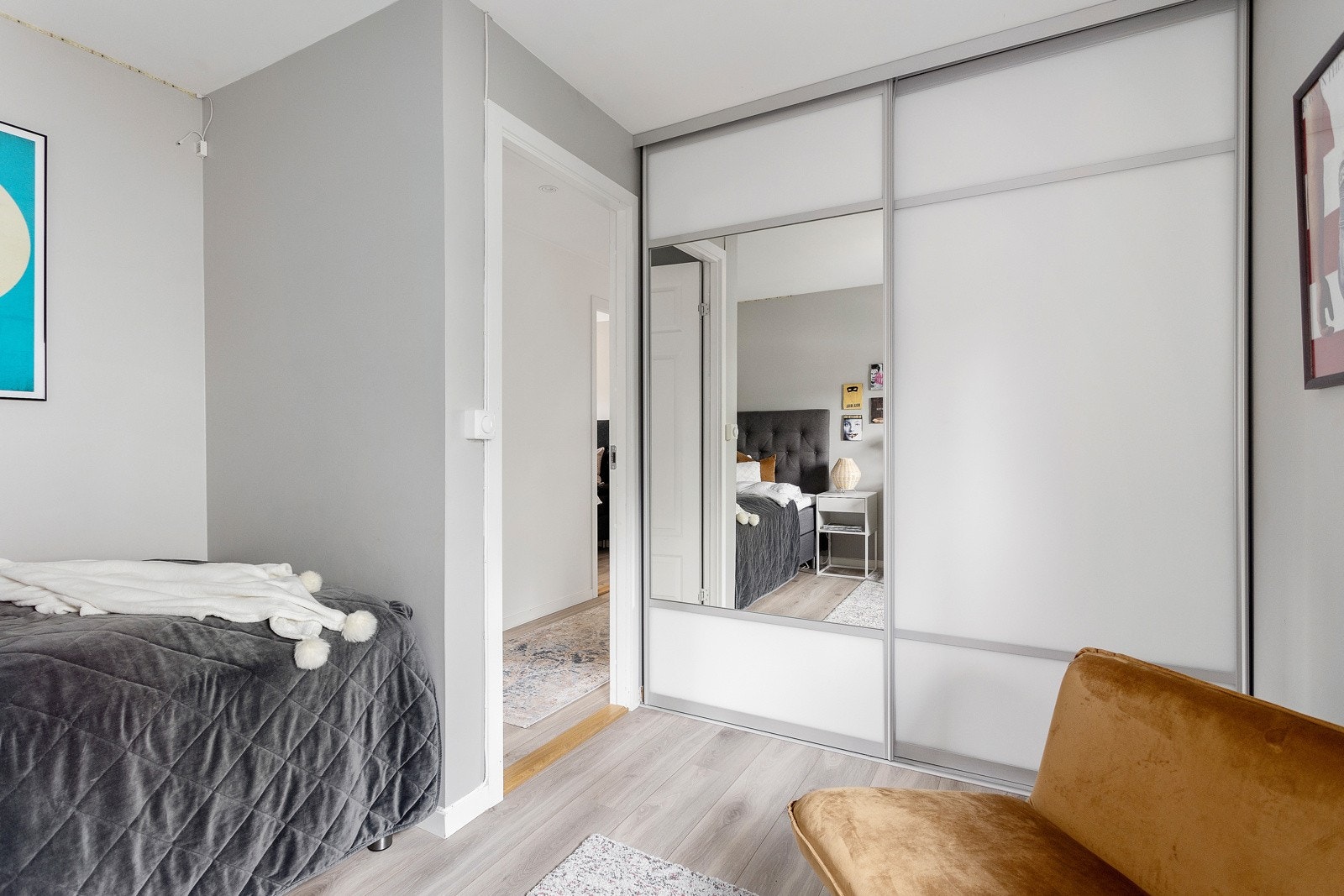 Soverom 2 - Det er rikelig med lagringsplass i en stor skyvedørsgarderobe Galleribilde