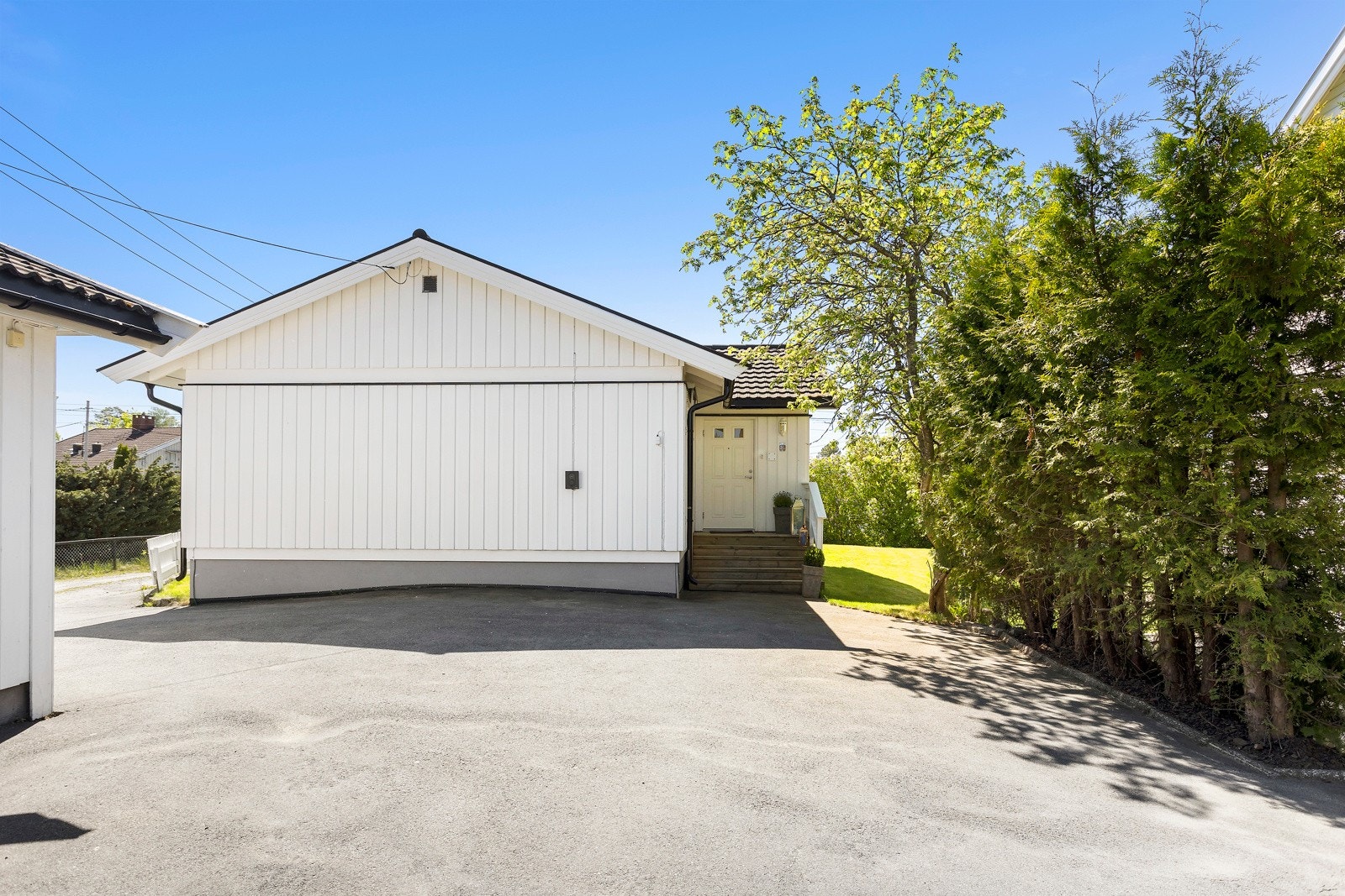 Gode parkeringsmuligheter på tomta med garasje samt biloppstillingsplasser til flere biler Galleribilde