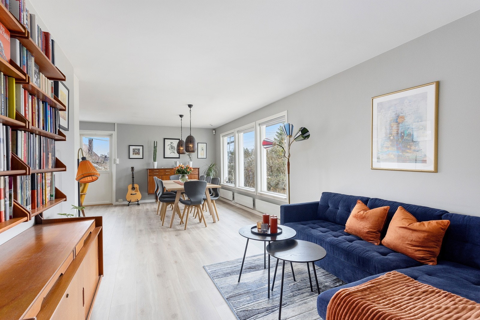 Boligens hovedoppholdsrom er åpent, lyst og romslig Galleribilde