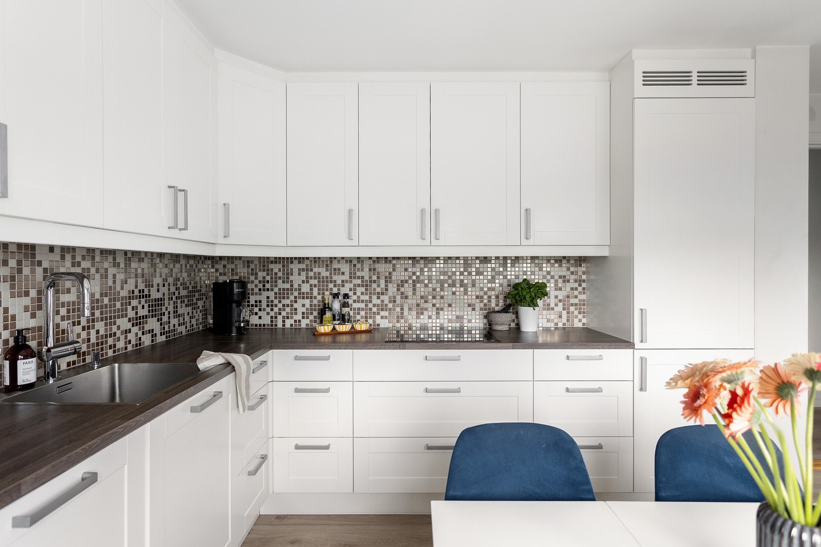 Kjøkkenet byr på god skap- og benkeplass Galleribilde