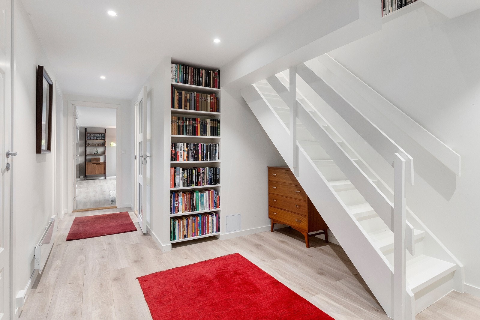 Når du kommer ned trappen til underetasjen finner du et hyggelig trapperom med plass til møblering samt tilgang til en meget praktisk bod Galleribilde