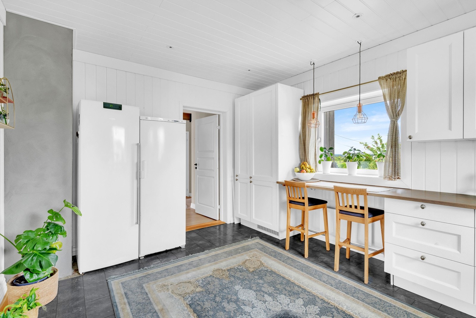 Meget god benkeplass - plass til flere kokker! Galleribilde