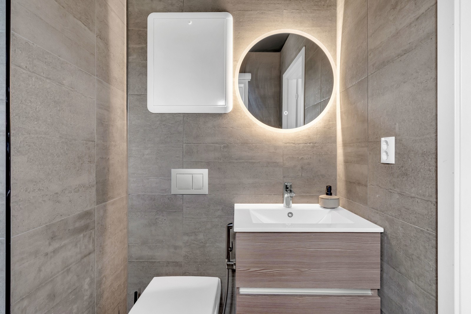 Badet i første etasje har en stilig innredning og flislagte vegger og gulv. Galleribilde