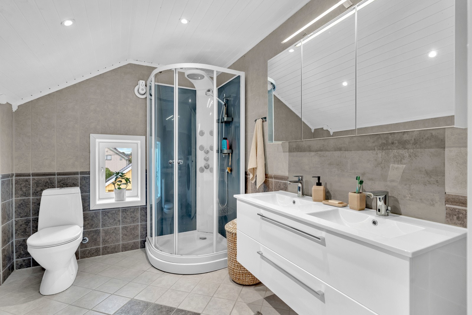 Badet i andre etasje har flislagte gulv og vegger. Det finnes opplegg til vaskemaskin. Galleribilde