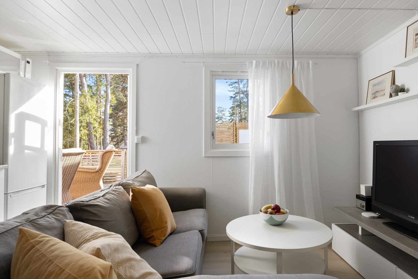 Fra oppholdsrommet er det utgang til den sørvendte verandaen. Galleribilde