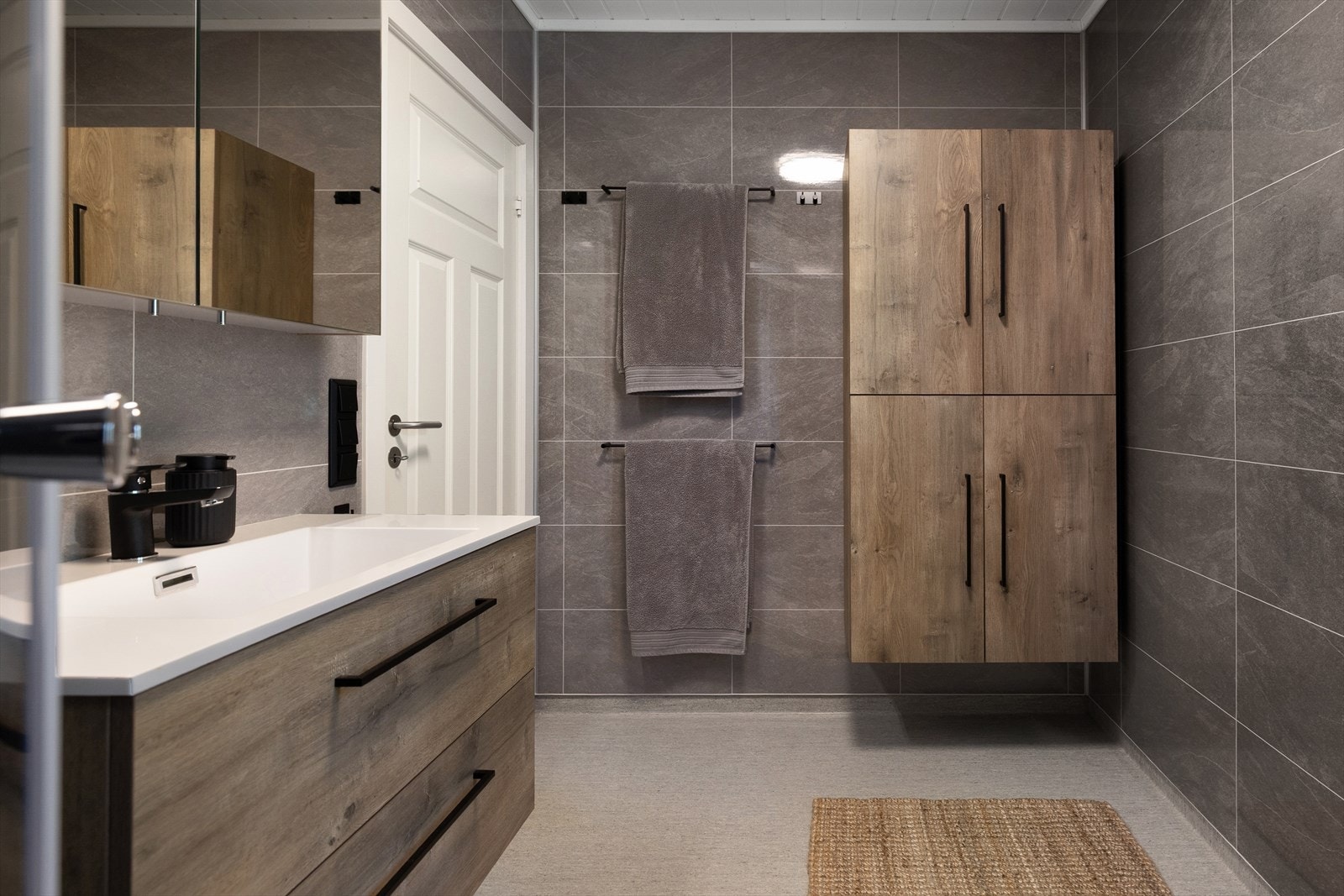 Badet ble pusset opp i 2024, unntatt gulvbelegg som er fra 2002. Galleribilde