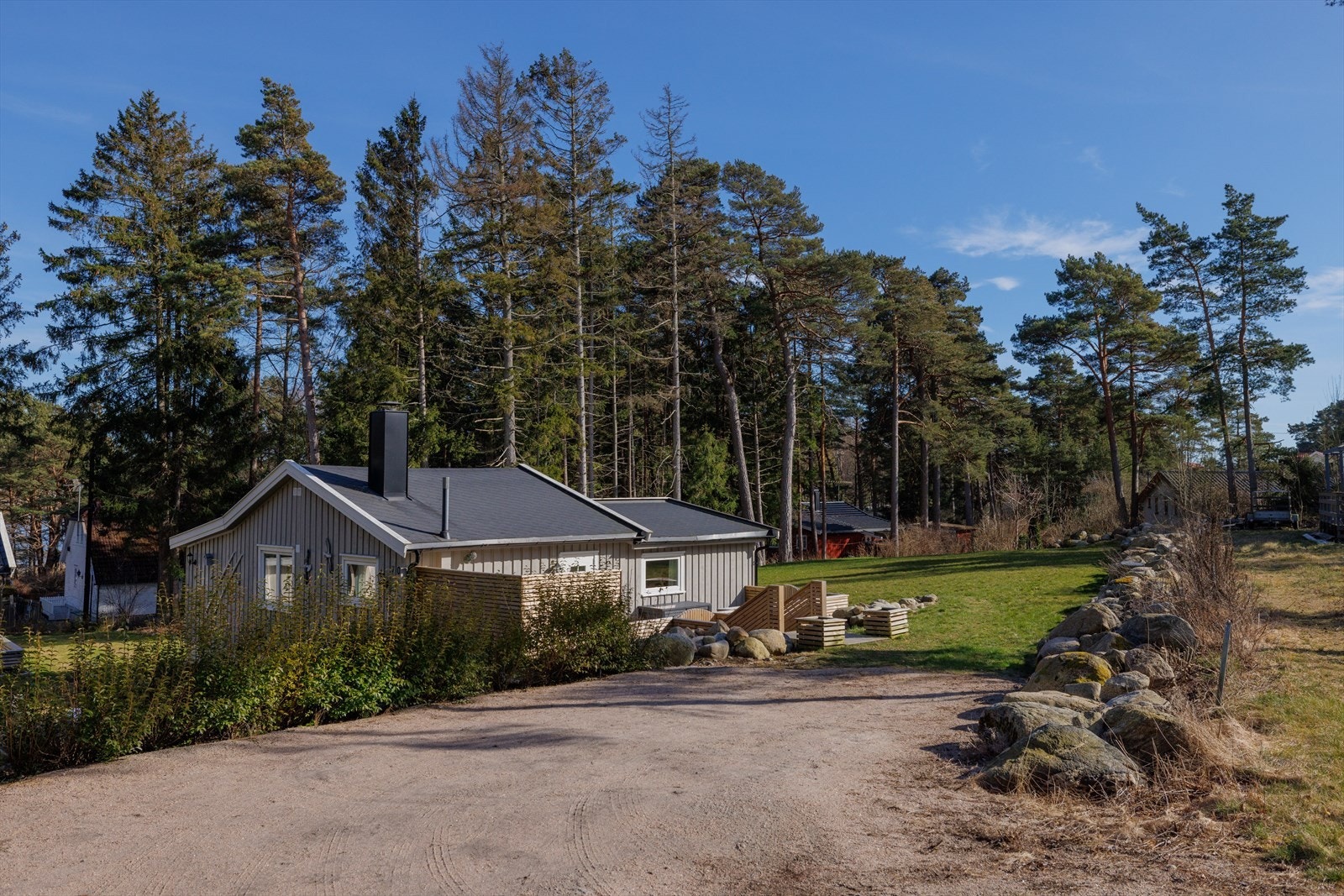 Eiendommen er på hele 1,5 mål. Det er biloppstillingsplass til 3-4 biler på tomten. Galleribilde