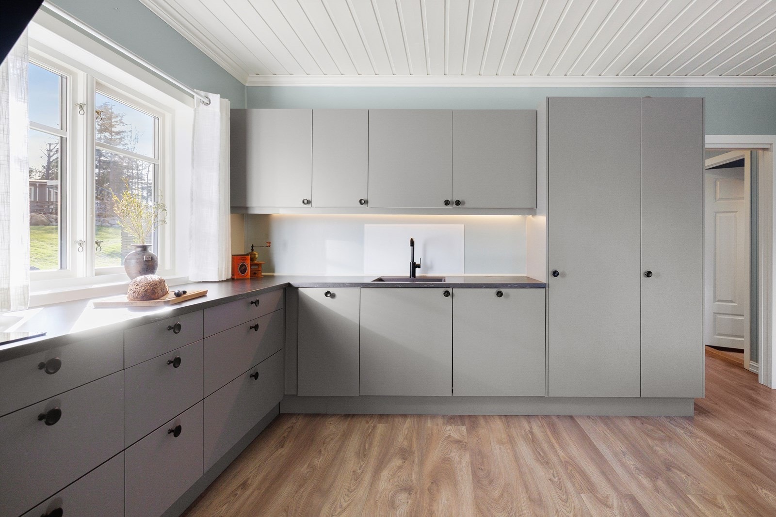 Det er godt med både skapplass og benkeplass. Galleribilde